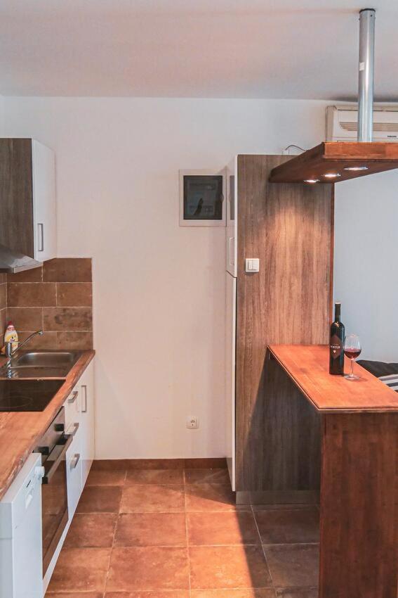 Fully Renovated One Bedroom Apartment With A Seaview - A Sevid Eksteriør billede