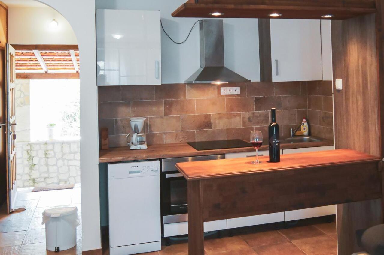 Fully Renovated One Bedroom Apartment With A Seaview - A Sevid Eksteriør billede